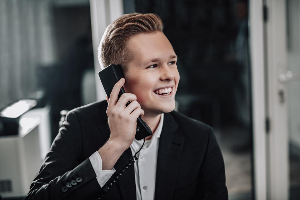 Foto von Lukas Schönrock am Telefon